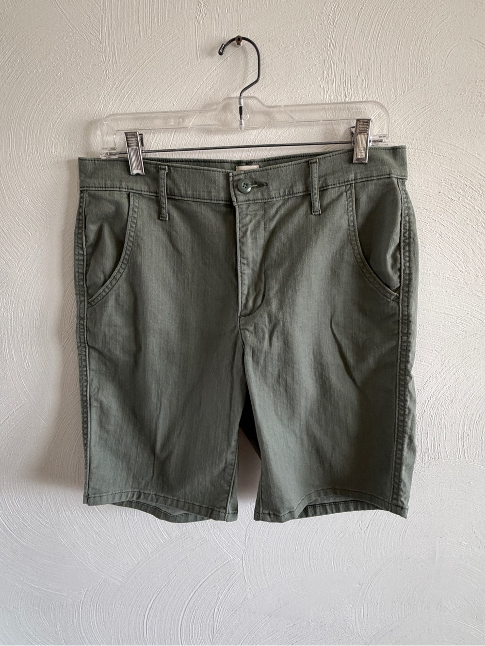 Levi's Classic Bermuda Shorts GENEROUS 6 28 (washed not worn)